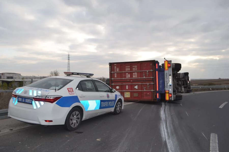 VİRAJI ALAMAYAN TIR BARİYERLERE ÇARPARAK DEVRİLDİ: 1 YARALI