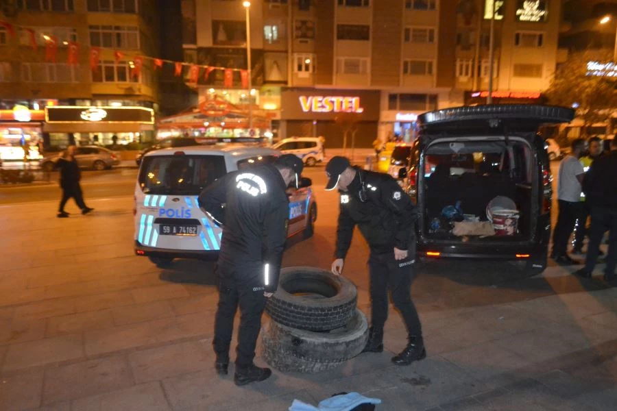 SİNİR KRİZİ GEÇİREN VATANDAŞ MEYDANDA LASTİK YAKMAK İSTEDİ