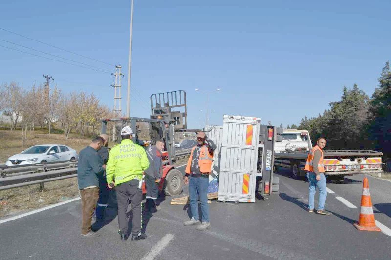 ÇERKEZKÖY YOLUNDA KAMYONET DEVRİLDİ