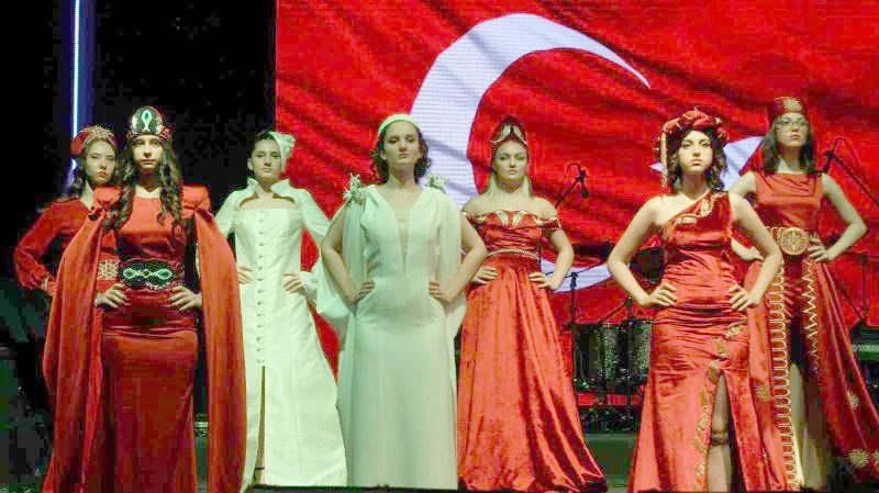 KIRKLARELİ’NDE ‘TÜRK KIRMIZISI AY BEYAZI’ DEFİLESİ