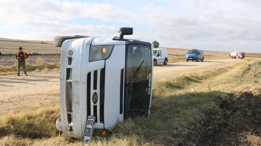 DEVRİLEN ARAÇTA SIKIŞAN SÜRÜCÜYÜ İTFAİYE KURTARDI