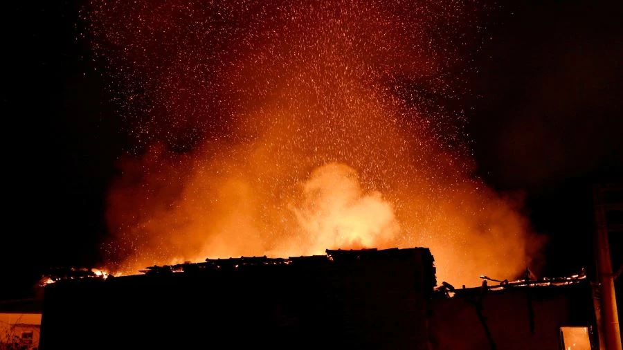 GECEYİ ALEVLER AYDINLATTI, TARİHİ AHŞAP BİNA ALEV TOPUNA DÖNDÜ