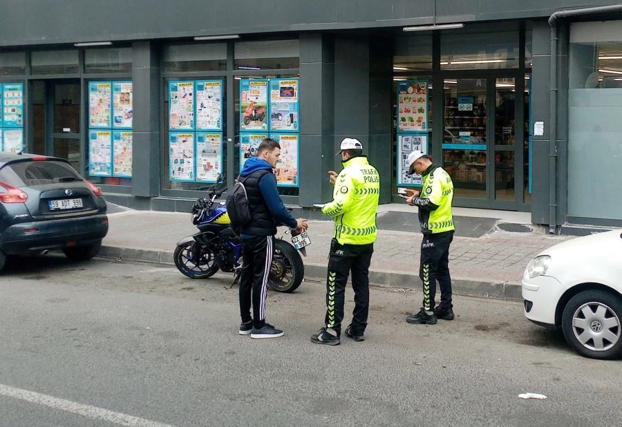 YAYA GEÇİDİNDE MOTOSİKLET SÜRÜCÜSÜ, ENGELLİ VATANDAŞA ÇARPTI