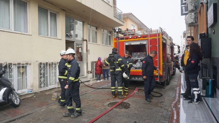 YANGINDA CAN PAZARI: MAHSUR KALAN KADINI KAPIYI KIRIP KURTARDILAR