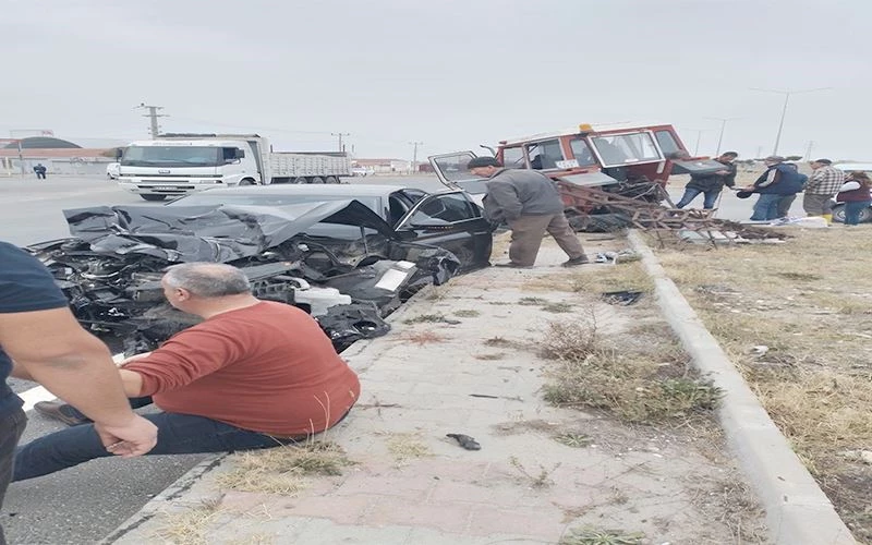 BELEDİYE BAŞKANI KAZA YAPTI, MAKAM ARABASI HURDAYA DÖNDÜ