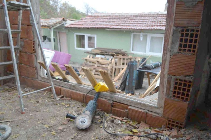 KALASLARI DOĞRARKEN İKİ PARMAĞINI SPİRAL MAKİNESİNE KAPTIRDI