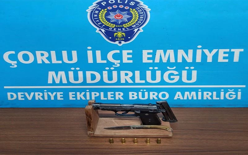 YOL VERMEME KAVGASI: SÜRÜCÜ TABANCAYA, YAYA BIÇAĞINA SARILDI