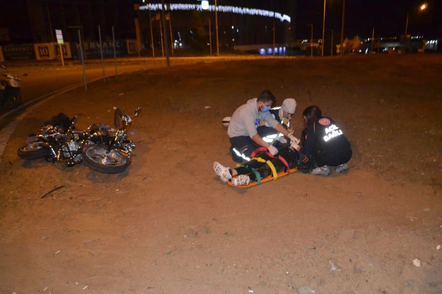 ÇORLU’DA VİRAJI ALAMAYAN MOTOSİKLET DEVRİLDİ: 1 YARALI