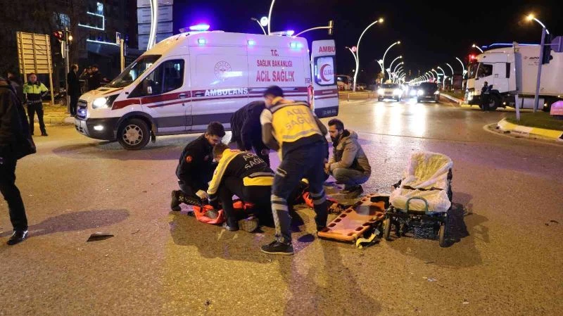 OTOMOBİLLE MOTOSİKLETLİNİN KARIŞTIĞI KAZADA KURYE YARALANDI