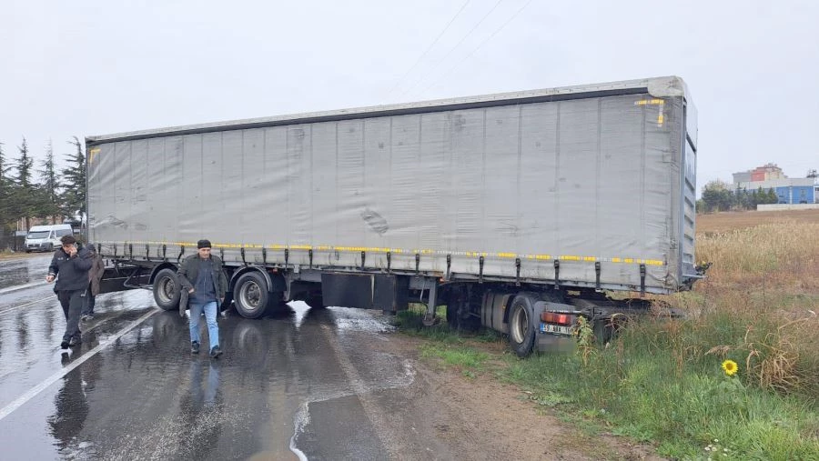 SAĞANAK YAĞIŞTA KAYAN TIR YOLU TRAFİĞE KAPATTI