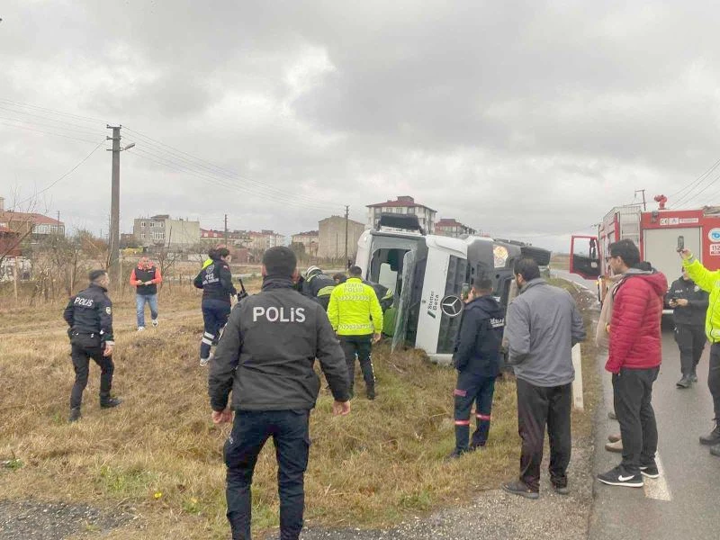 BETON MİKSERİ ŞARAMPOLE DEVRİLDİ