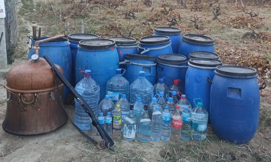 BAĞ EVİNDE 2 BUÇUK TON KAÇAK İÇKİ ELE GEÇİRİLDİ