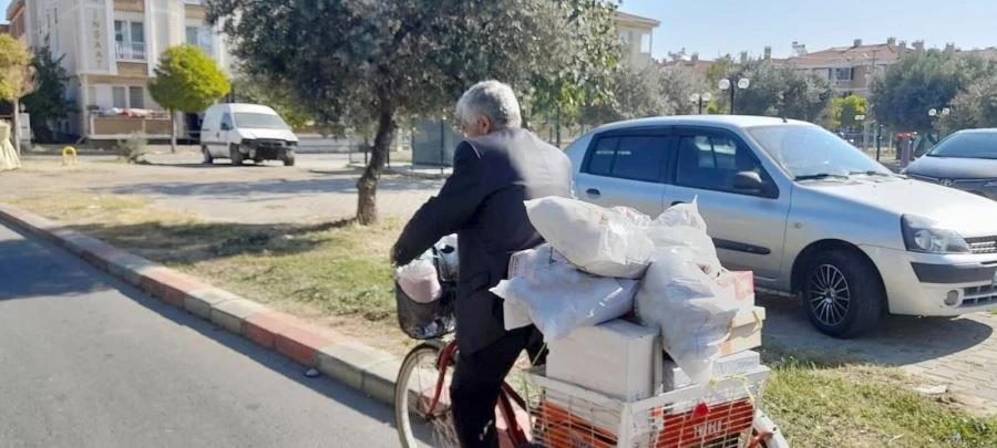 DİN GÖREVLİSİ BİSİKLETİYLE YARDIM DAĞITIYOR