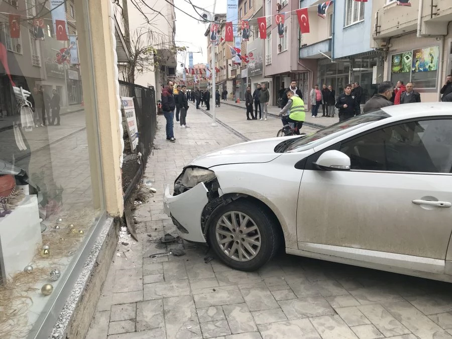 FREN YERİNE GAZA BASTI, 2 KİŞİYİ DUVARA SIKIŞTIRDI