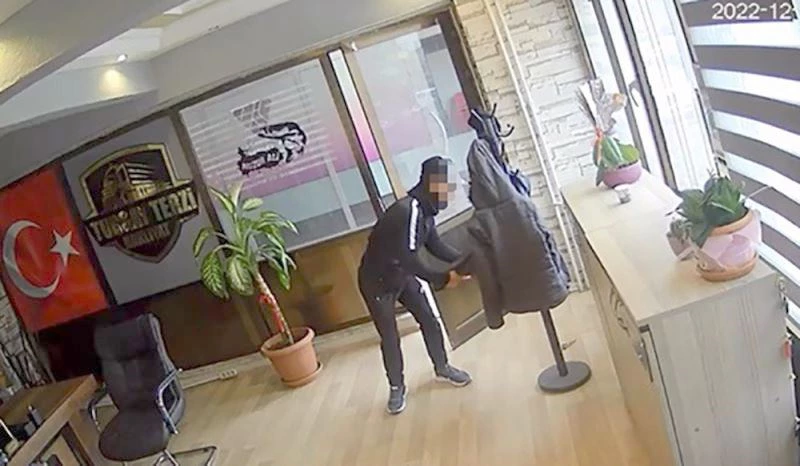 İŞYERİNDEN HIRSIZLIK YAPARKEN ÇALIŞANA YAKALANDI