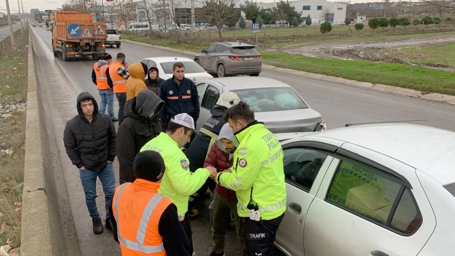 KORNA ÇALDIKLARI SÜRÜCÜ DURUNCA ZİNCİRLEME KAZA YAŞANDI