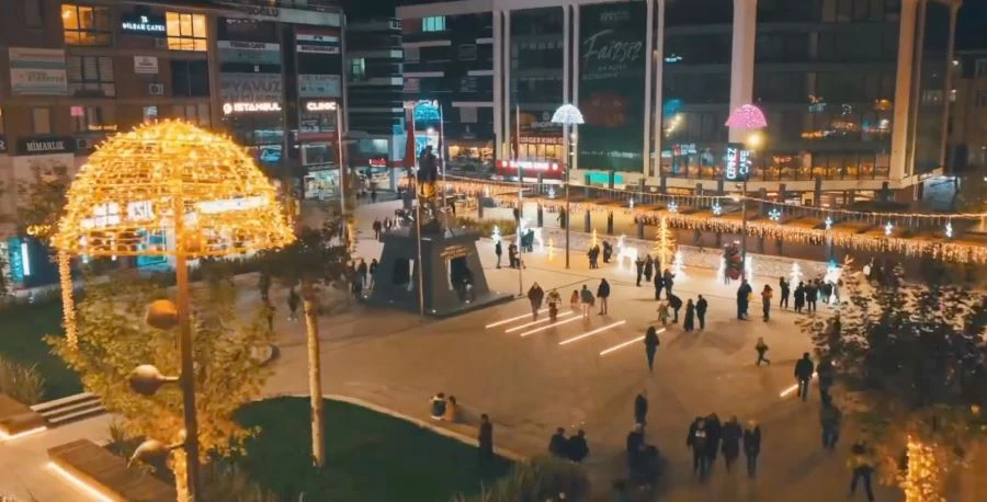 MEYDANLAR YILBAŞI İÇİN SÜSLENDİ