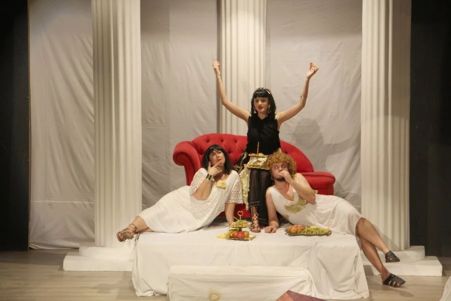 PERDE ARKASI SARAY’DA SAHNELENDİ