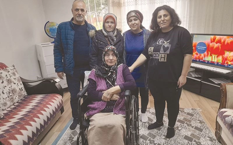 ÇELİK AİLESİ ENGELLİLERE TEKERLEKLİ SANDALYE BAĞIŞLADI