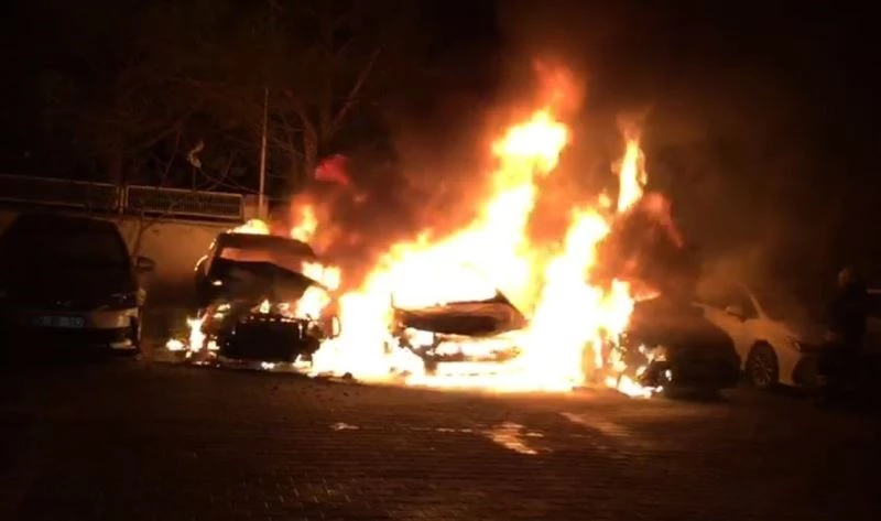 SERVİS OTOPARKINDA ARIZALI 5 ARAÇ ALEV ALEV YANDI