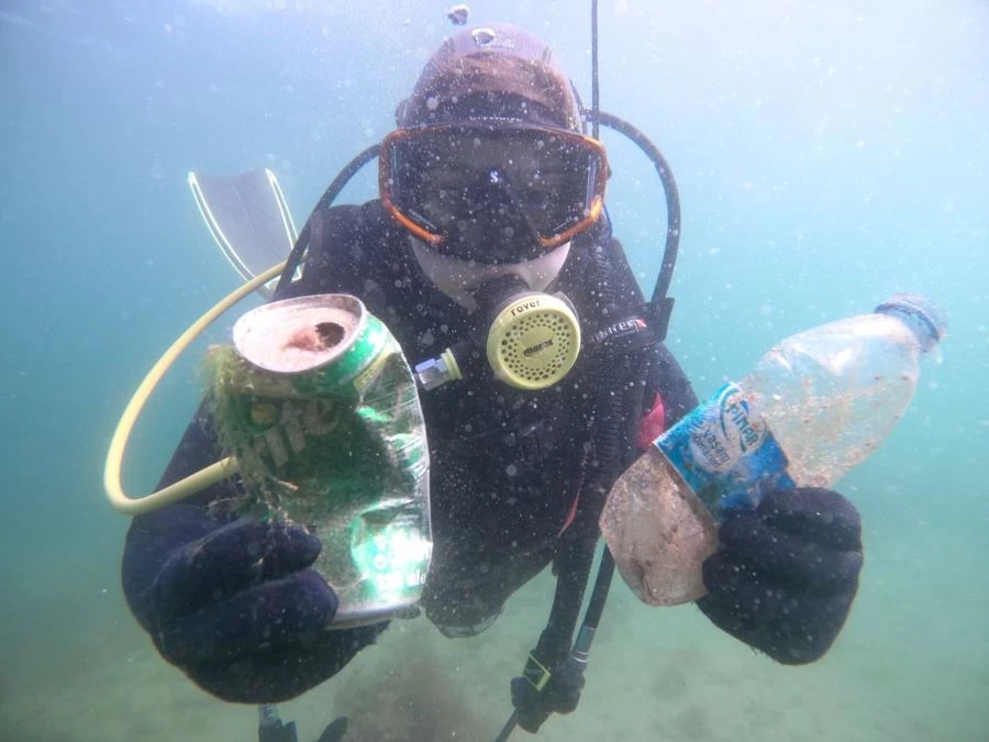 DALGIÇ ÖĞRENCİLER MAHSUR KALAN BALIKLARI KURTARIP, DENİZDE TEMİZLİK YAPTI
