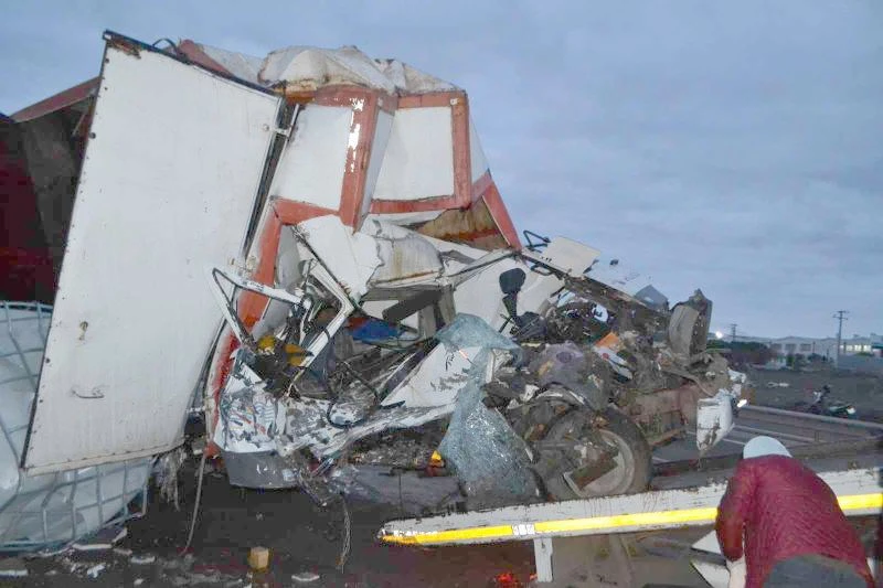 KAMYON KAĞIT GİBİ EZİLDİ SÜRÜCÜ YARALI ÇIKTI