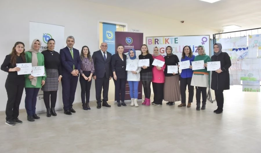 KADIN ÇALIŞMALARI ATÖLYESİNDE KATILIMCILARA SERTİFİKALARI TAKDİM EDİLDİ