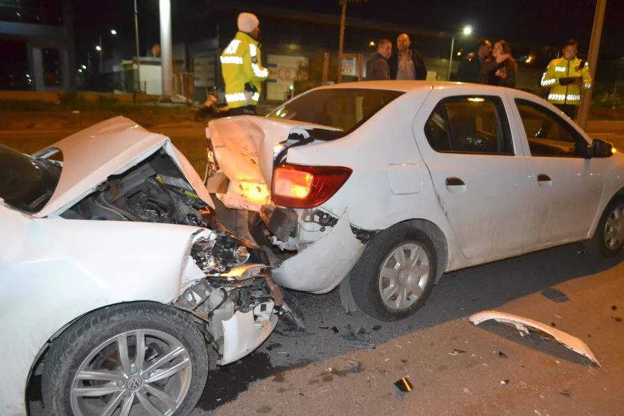 KÖPEĞE ÇARPMAMAK İÇİN FRENA BASAN SÜRÜCÜYE BİR BAŞKA ARAÇ ÇARPTI