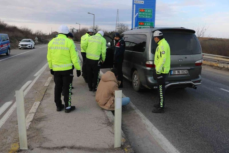 POLİS YUNAN SINIRINDA DARP EDİLEN GÖÇMENLERE ÇORAP VE GİYECEK VERDİ