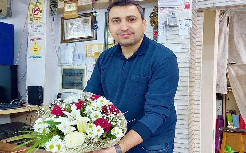 GÜLÜN DALI 30 TL OLDU: SEVGİLİLER GÜNÜNÜ PAHALILIK VURDU