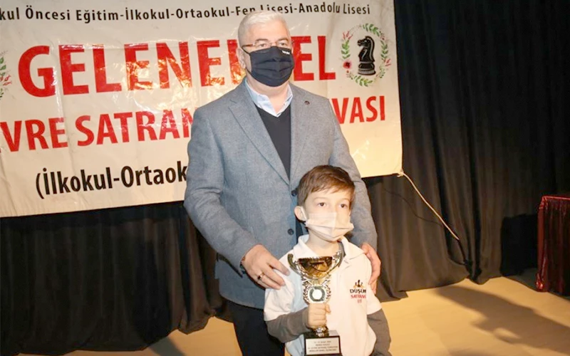 BAŞKAN RASİM YÜKSEL’DEN ÜCRETSİZ BURS