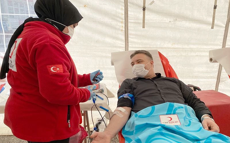 BAŞKAN YARDIMCISI ÜNAL’DAN KAN BAĞIŞI KAMPANYASINA DESTEK