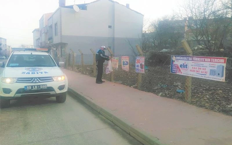 İZİNSİZ ASILAN REKLAM VE İLAN AFİŞLERİ TOPLANIYOR