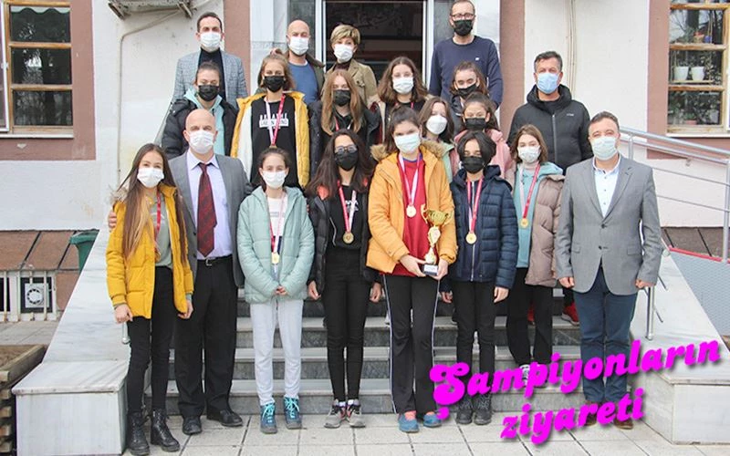 ŞAMPİYON KIZLARDAN BAŞKAN ERKİŞ’E ZİYARET