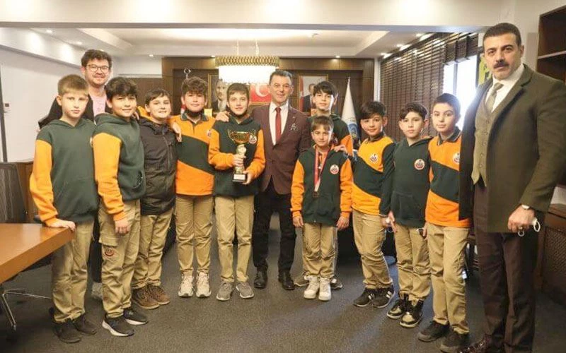 ŞAMPİYONLARDAN BAŞKAN ÇETİN’E ZİYARET