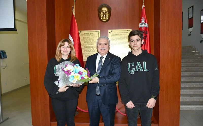 VALİ YILDIRIM Z KÜTÜPHANE’NİN AÇILIŞINA KATILDI