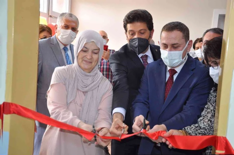 EŞİNİN ÖLÜM YILDÖNÜMÜNDE ANISINA KÜTÜPHANE KURDU 