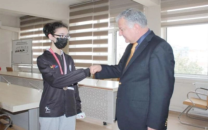 BAŞARILI SPORCULARDAN  KAYMAKAM DURU