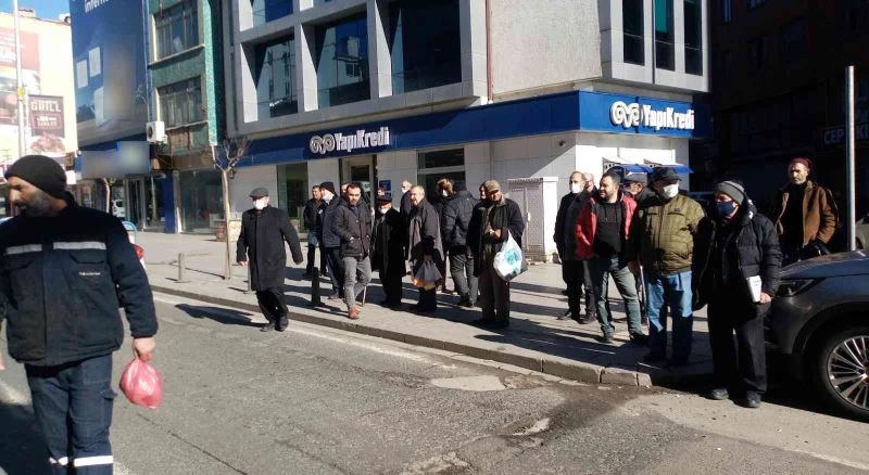 ARACIN AYNASININ ÇARPTIĞI YAŞLI ADAM YARALANDI 