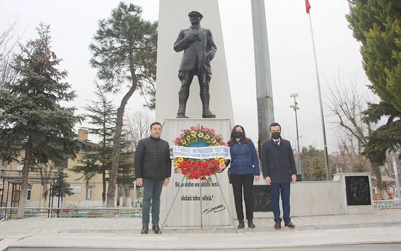 MUHASEBECİLER ATA’YA ÇELENK SUNDU