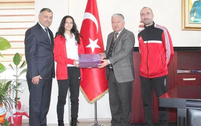 YAVRUMUZ BAŞARDI BİZ DE SÖZÜMÜZÜ TUTUK