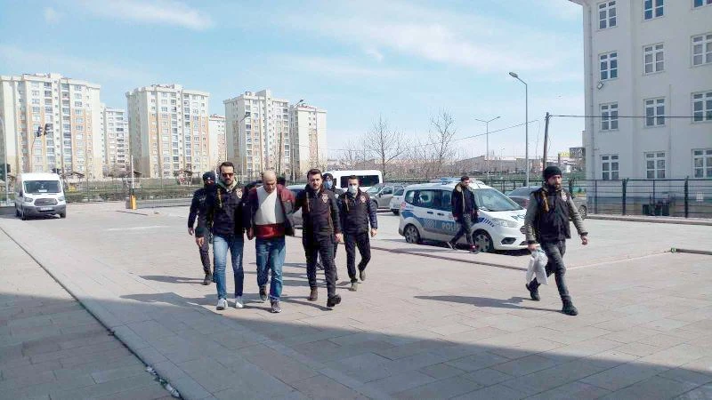 YÜZ BİNLERCE LİRASINI YEDİĞİ ÜVEY TEYZESİNİ ÖLDÜREN ZANLI YAKALANDI