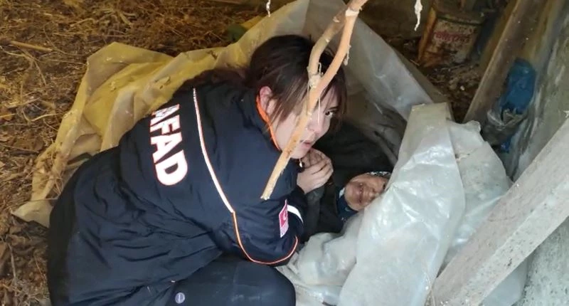 YAŞLI KADIN DONMAK ÜZEREYKEN BULUNDU