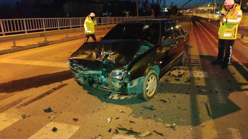 KIRMIZI IŞIKTA BEKLEYEN OTOMOBİLE ÇARPTI: 2 YARALI