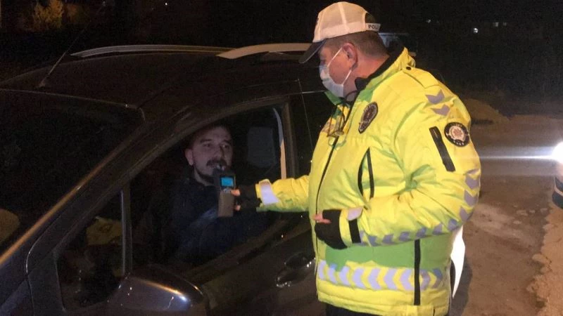 ALKOL UYGULAMASINA KENDİ ALKOLMETRE APARATIYLA GİRDİ