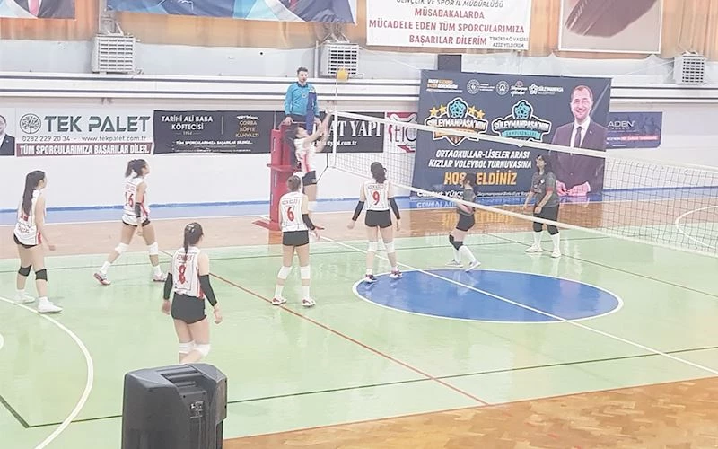 SÜLEYMANPAŞA’NIN KIZLARI VOLEYBOLDA DA YÜKSELİYOR