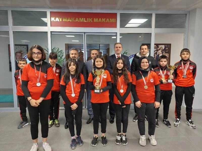 ŞAMPİYON ÖĞRENCİLER BAŞARILARINI KAYMAKAM İLE PAYLAŞTI