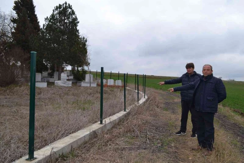 MEZARLIK DEMİRLERİNİ ÇALAN HIRSIZLARA MUHTARDAN TEPKİ 