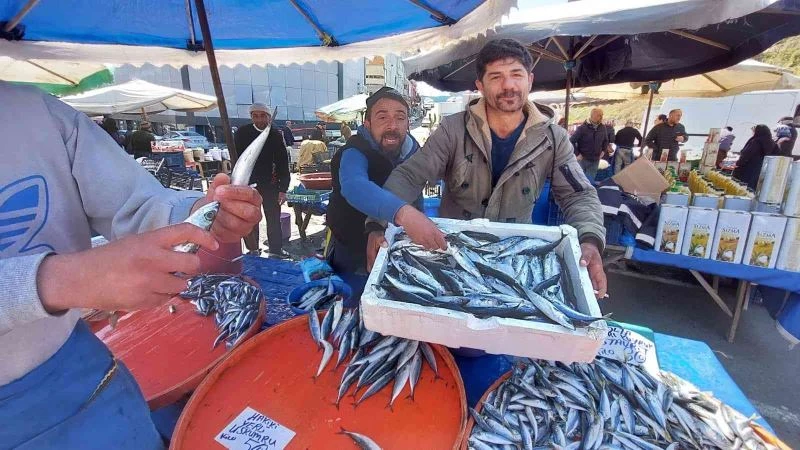 BALIKÇILARIN MÜŞTERİ KAPMA YARIŞI RENKLİ GÖRÜNTÜLERE SAHNE OLDU 