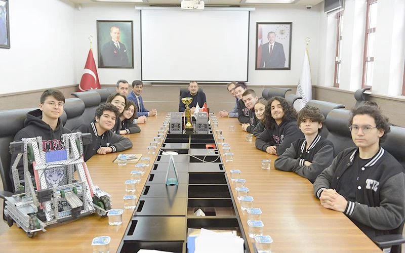 ROBOTİK ŞAMPİYONU GENÇLERDEN BAŞKAN YÜKSEL’E ZİYARET